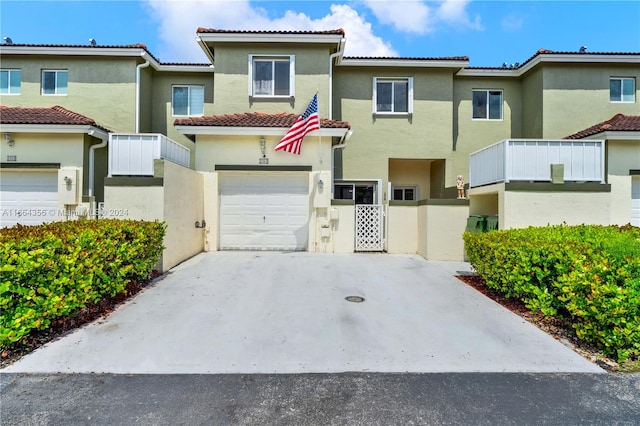 view of front facade featuring a garage