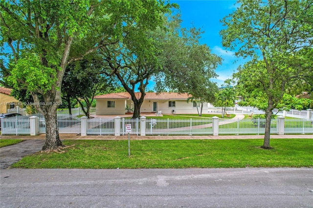 view of front of property featuring a front lawn