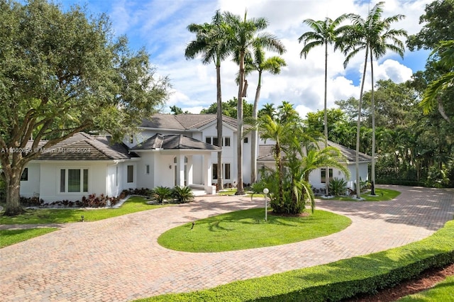 view of front of home featuring a front lawn