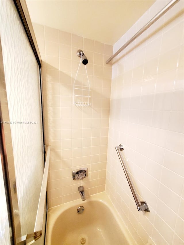 bathroom featuring tiled shower / bath combo