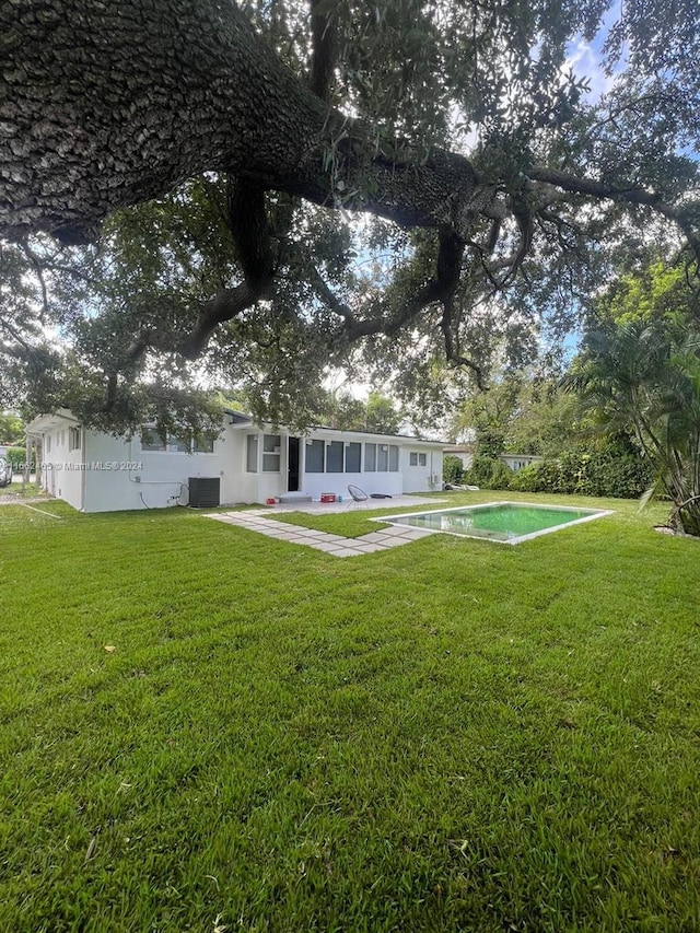 view of yard with a patio