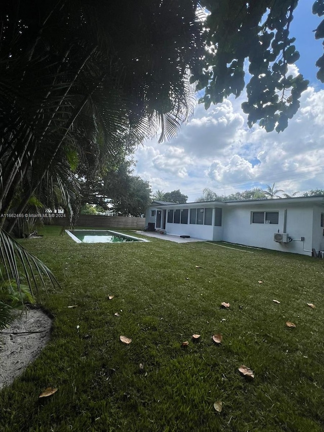 view of yard featuring a patio area