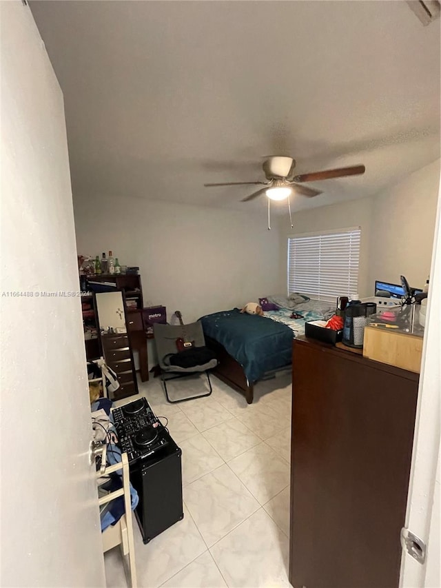 bedroom with ceiling fan