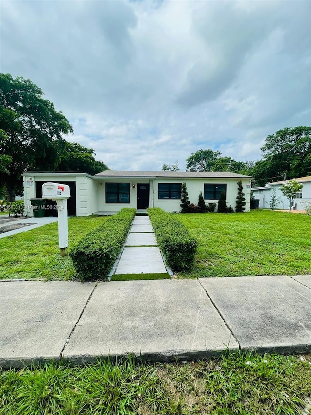 ranch-style house featuring a front lawn