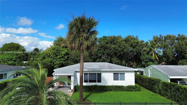 view of front facade with a front yard