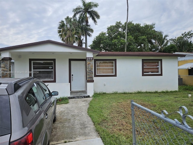 view of front of house featuring a front yard