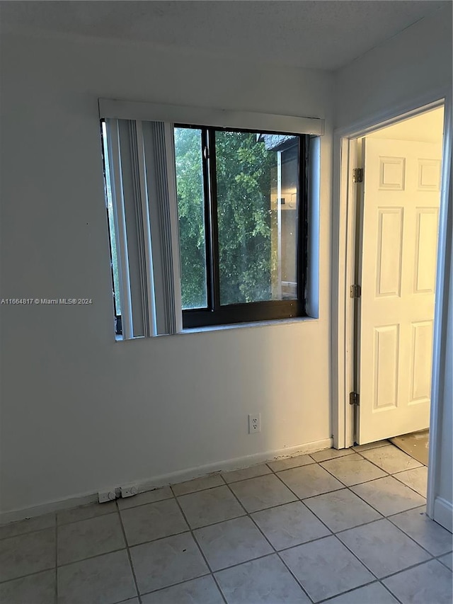 unfurnished room featuring light tile patterned flooring