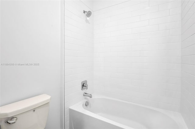 bathroom with tiled shower / bath and toilet