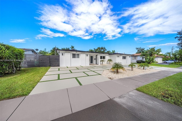 view of front of property with a front yard