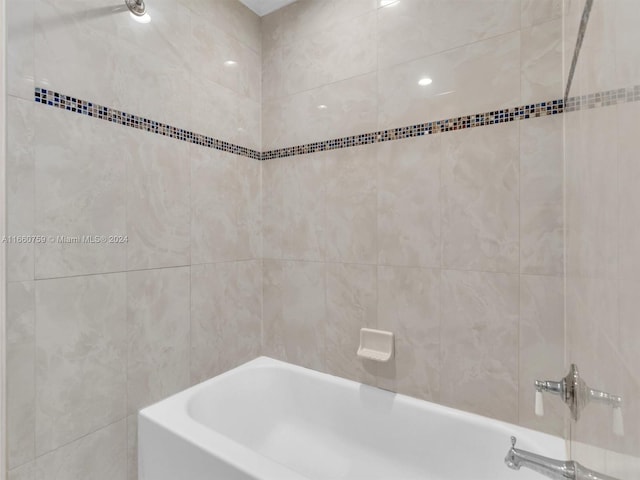 bathroom with tiled shower / bath