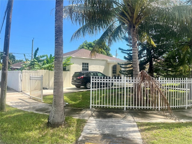 view of front facade featuring a front yard