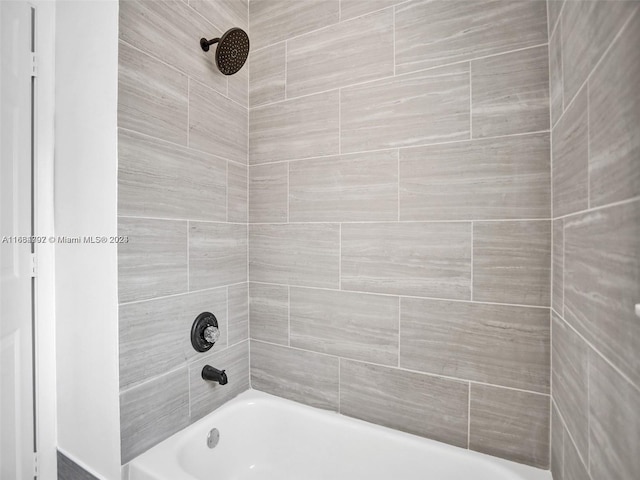 bathroom featuring tiled shower / bath