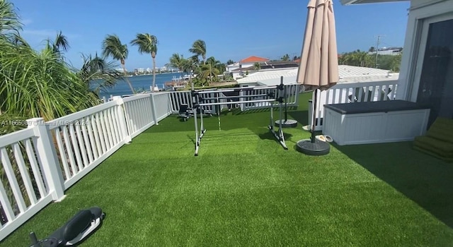 view of yard featuring a water view