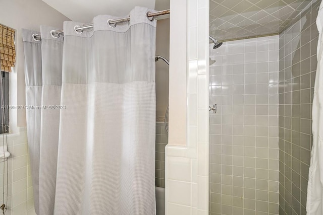 bathroom with shower / bath combo