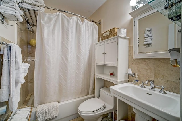 full bathroom featuring shower / bath combination with curtain, sink, toilet, and tasteful backsplash