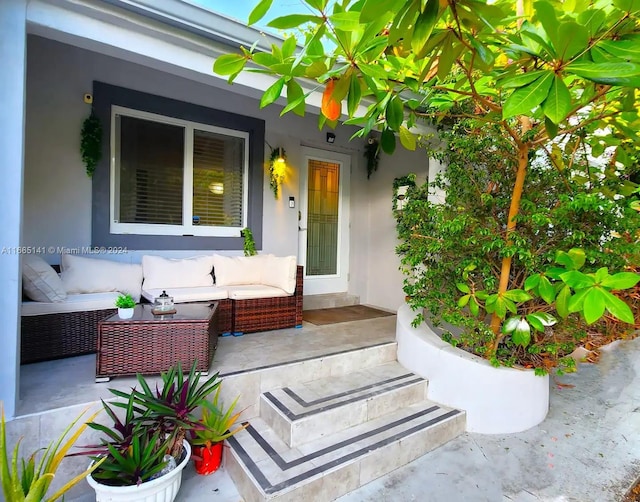 property entrance featuring outdoor lounge area