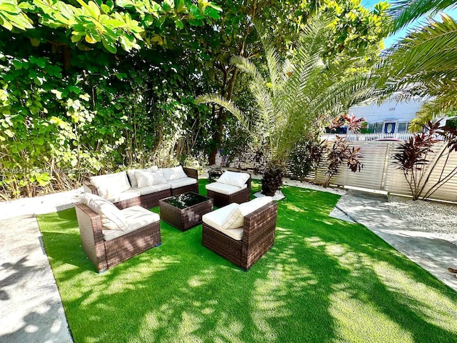 view of yard featuring an outdoor hangout area