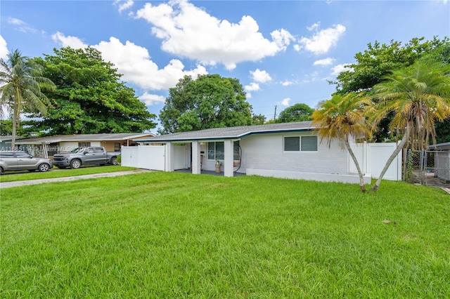 view of front of property featuring a front lawn