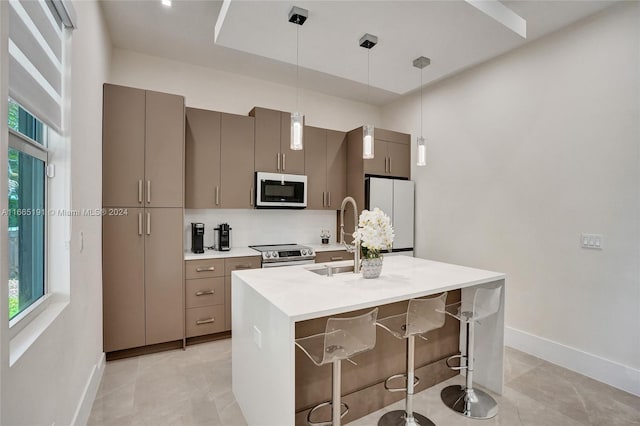 4593 Meadow Green Trl, Lake Worth, FL 33463 - kitchen featuring white appliances, a sink, a kitchen island with sink, and baseboards