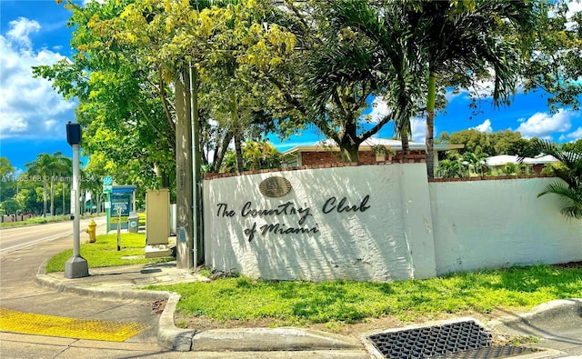 view of community / neighborhood sign