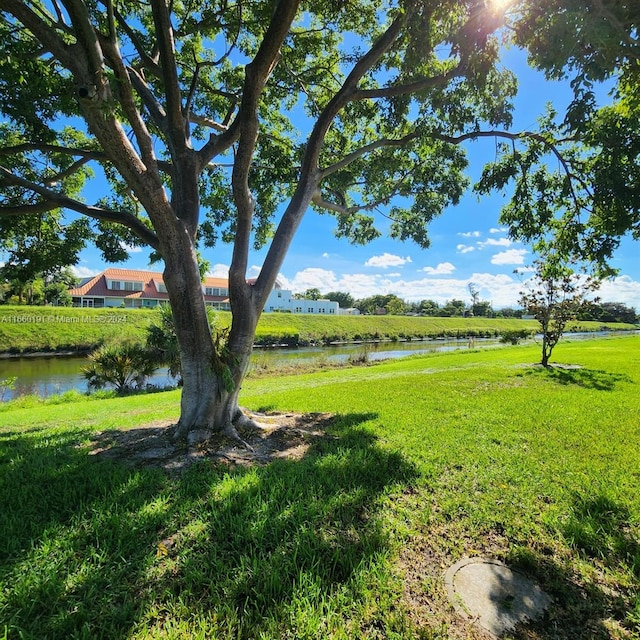 view of yard featuring a water view