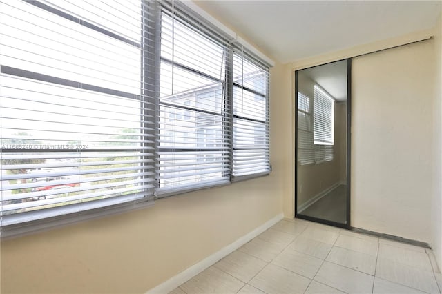 spare room featuring light tile patterned flooring