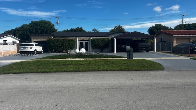 view of front of home featuring a carport and a front yard