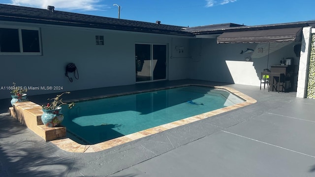 view of swimming pool featuring a patio