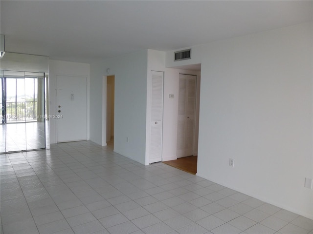 unfurnished room featuring light tile patterned floors