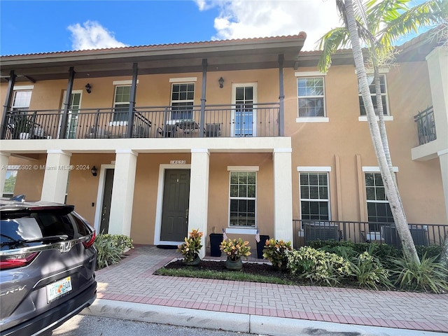 view of front of property featuring a balcony