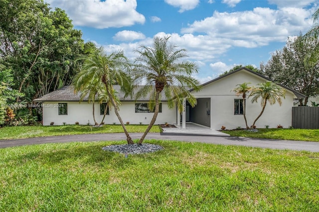 ranch-style home featuring a front lawn