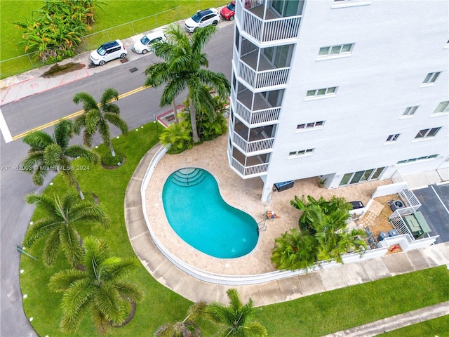 view of swimming pool