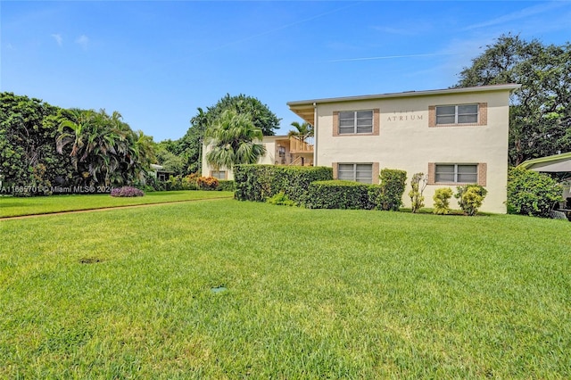 view of front of property featuring a front yard