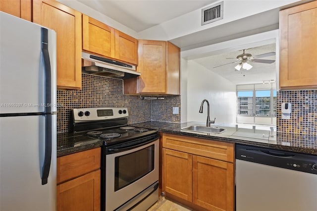 kitchen with ceiling fan, stainless steel appliances, sink, and tasteful backsplash