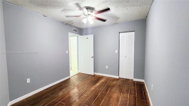 spare room featuring a textured ceiling, dark hardwood / wood-style floors, and ceiling fan