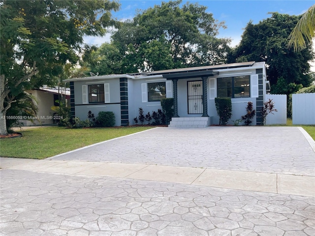 single story home with a front yard