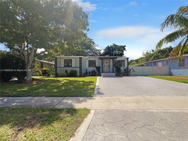 view of front of home featuring a front lawn