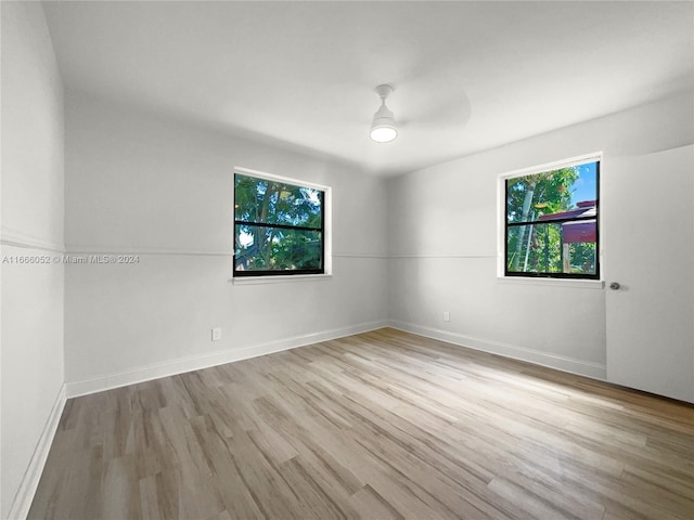 unfurnished room featuring light hardwood / wood-style floors and ceiling fan