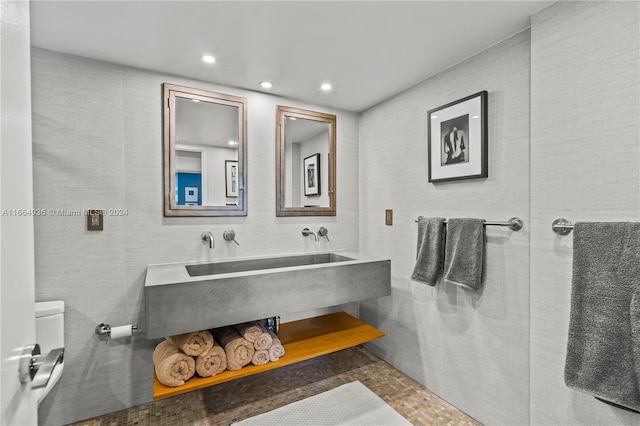 bathroom with toilet, a sink, and recessed lighting