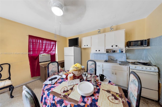 dining room featuring cooling unit, ceiling fan, and sink