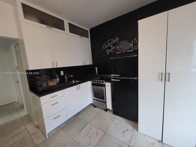 kitchen with tasteful backsplash, white cabinets, sink, and stainless steel electric stove