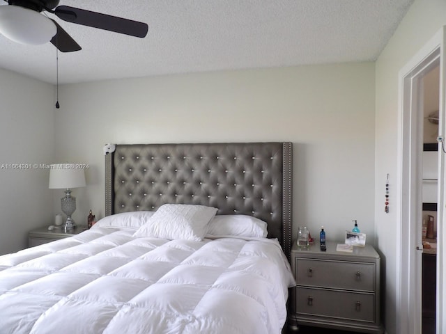 bedroom featuring ceiling fan and a textured ceiling