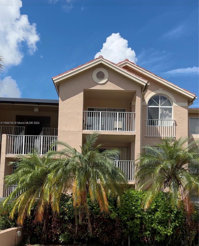 exterior space featuring a balcony