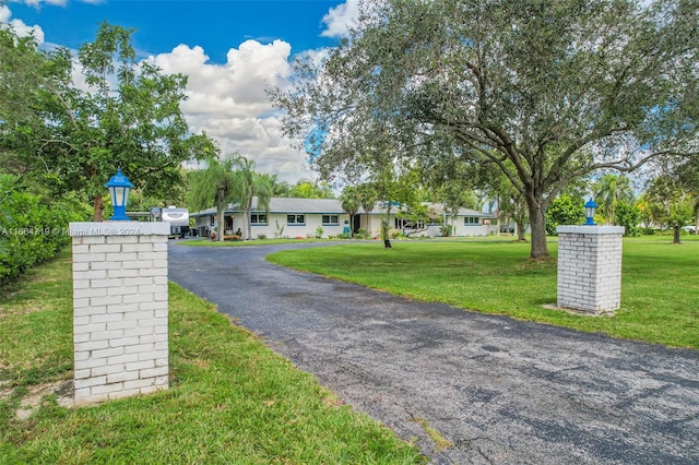 single story home with a front yard