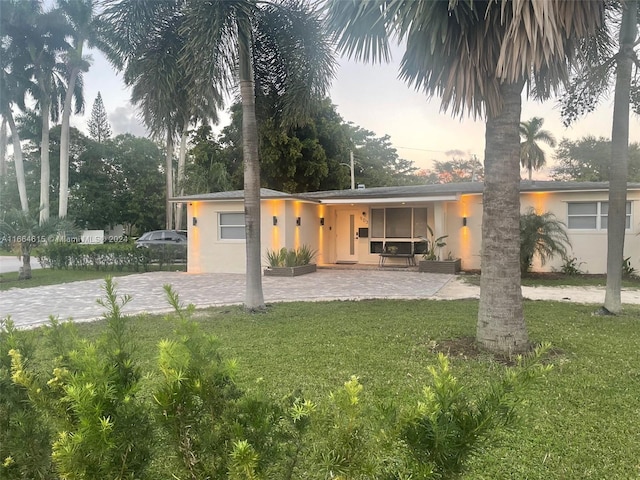 view of front facade featuring a yard