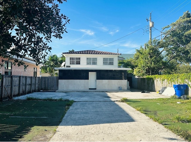 view of front of property featuring a front yard