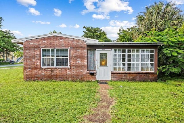 view of front of house featuring a front yard