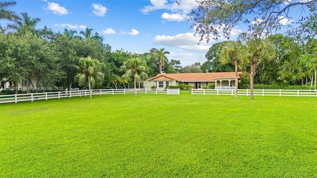 view of yard featuring a rural view