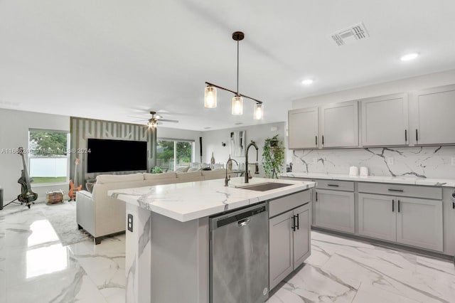 kitchen featuring ceiling fan, sink, a kitchen island with sink, dishwasher, and gray cabinets