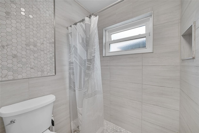 bathroom featuring a shower with curtain and toilet